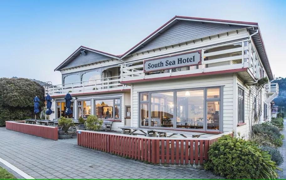 South Sea Hotel - Stewart Island Half-moon Bay Bagian luar foto