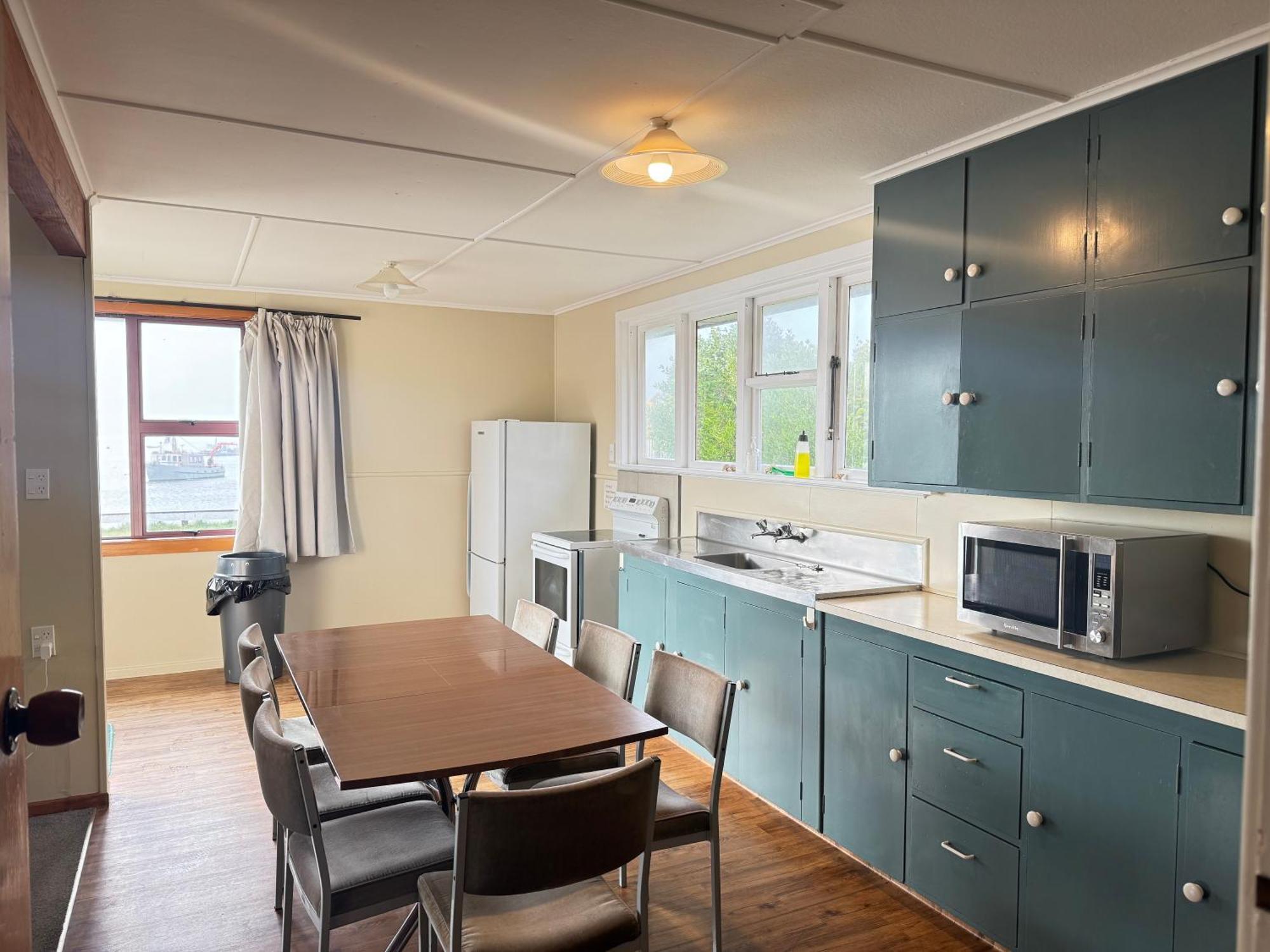 South Sea Hotel - Stewart Island Half-moon Bay Bagian luar foto