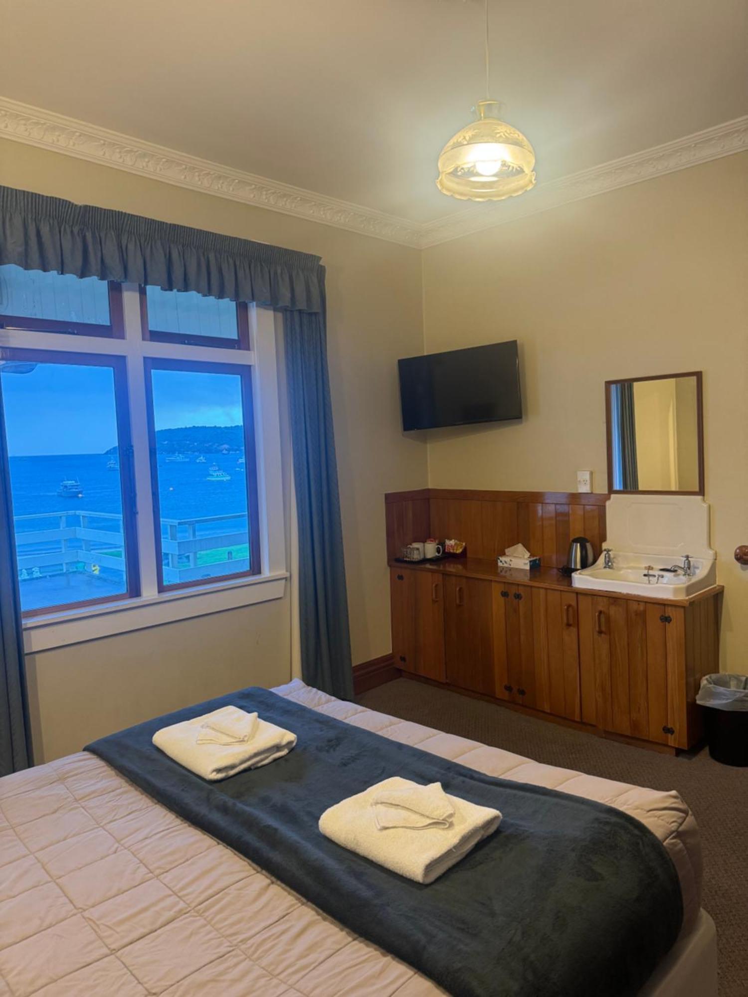 South Sea Hotel - Stewart Island Half-moon Bay Bagian luar foto